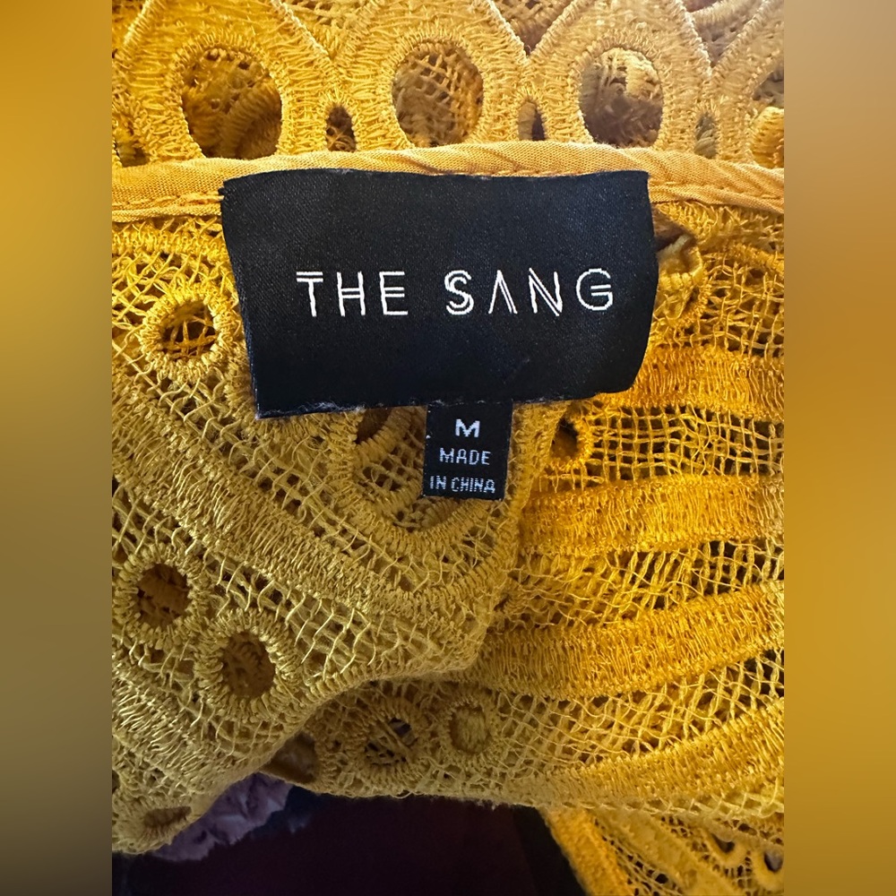 The Sang Yellow Eyelet Lace Blouse Puff Sleeve Scallop Hem Size Medium EUC - Picture 5 of 5